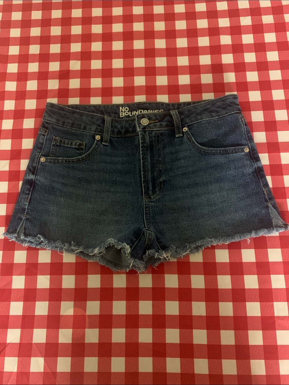 No Boundaries cut-off denim shorts